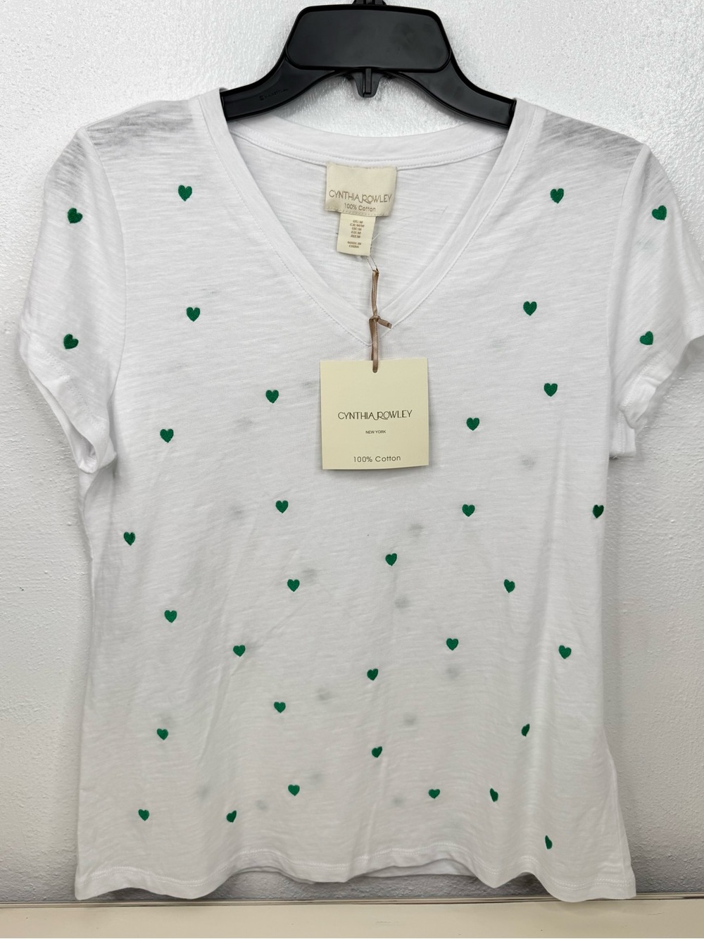 Cynthia Rowley T-Shirt Womens M White V-Neck Short Sleeve Green Embroider Hearts